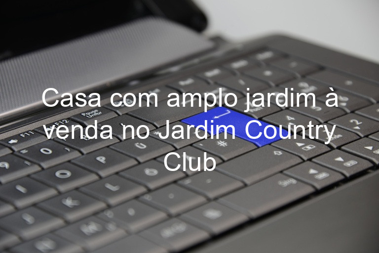 Casa com amplo jardim à venda no Jardim Country Club